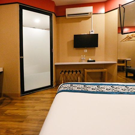 Golden Roof Hotel, Seri Iskandar Zewnętrze zdjęcie